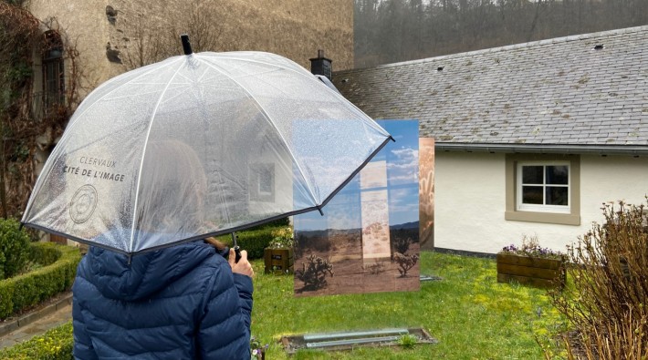 Umbrella Sharing Mona Kuhn © CDI