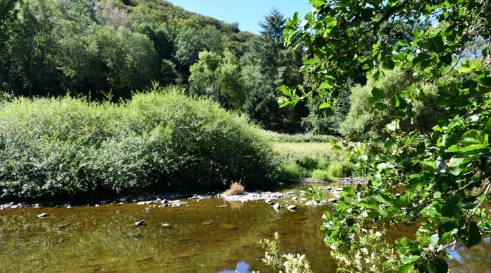 La rivière, qui fait office de frontière